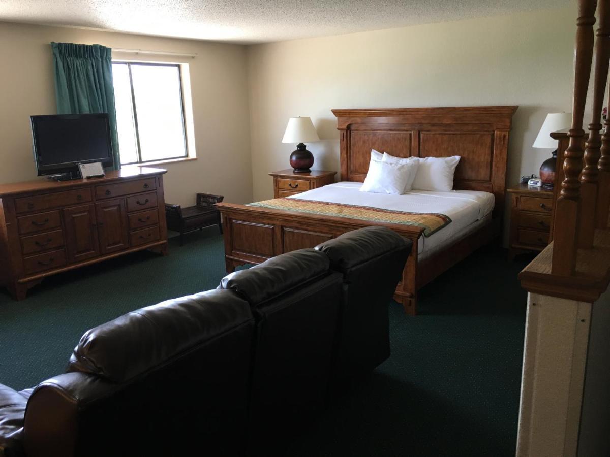 Cassville Four Seasons Inn & Suites Екстер'єр фото