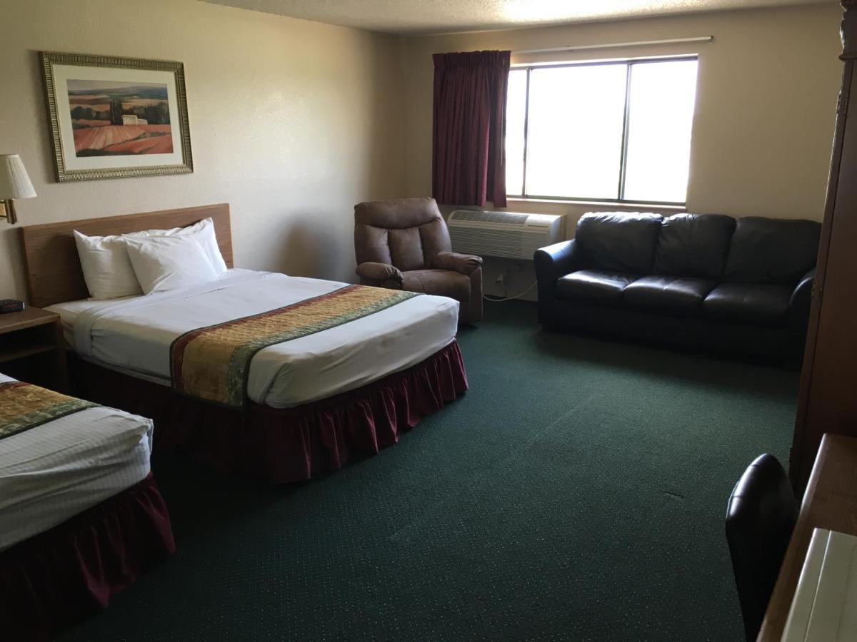 Cassville Four Seasons Inn & Suites Екстер'єр фото