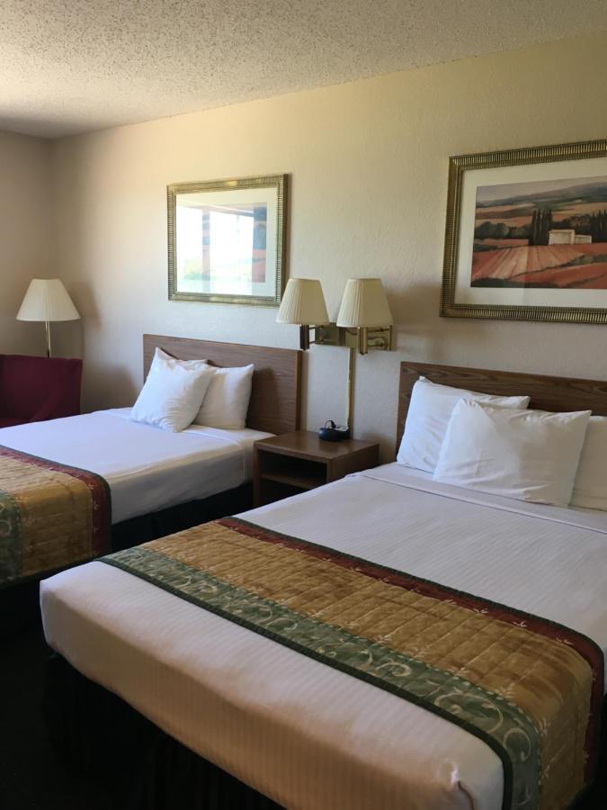 Cassville Four Seasons Inn & Suites Екстер'єр фото