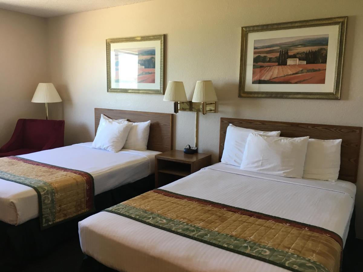 Cassville Four Seasons Inn & Suites Екстер'єр фото
