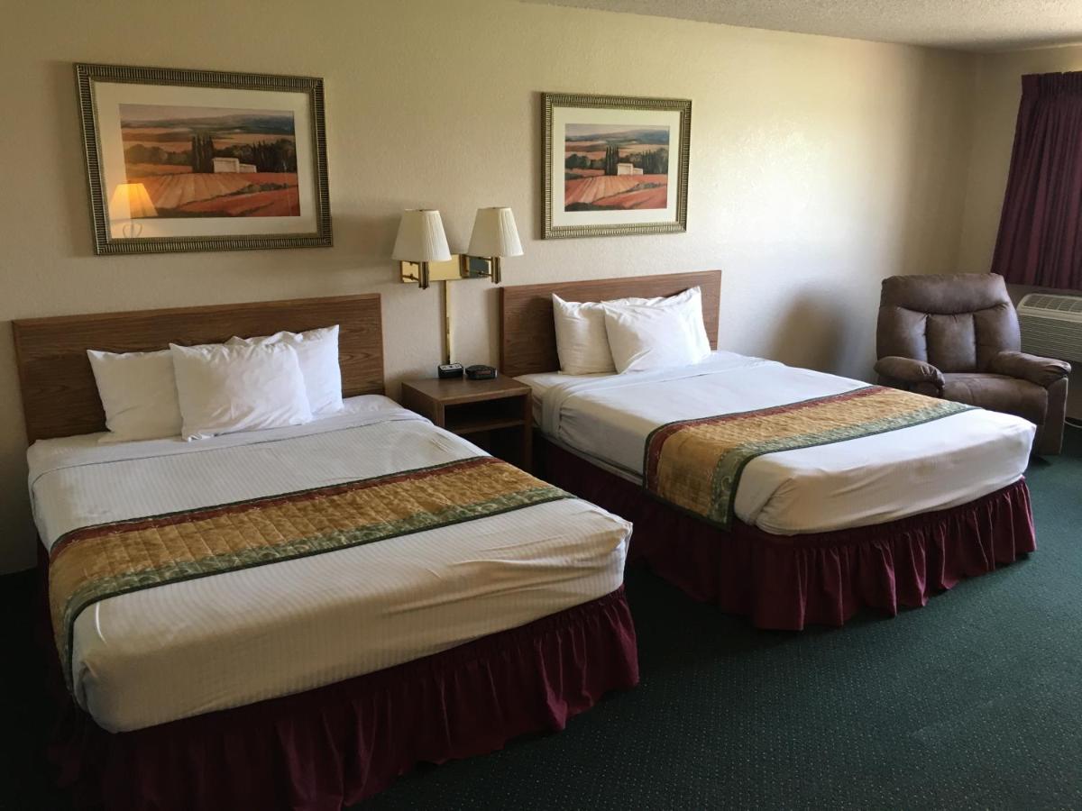 Cassville Four Seasons Inn & Suites Екстер'єр фото