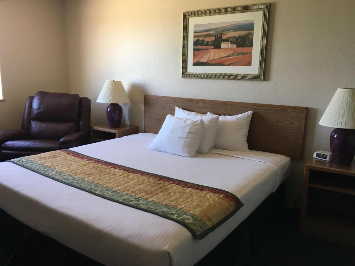Cassville Four Seasons Inn & Suites Екстер'єр фото